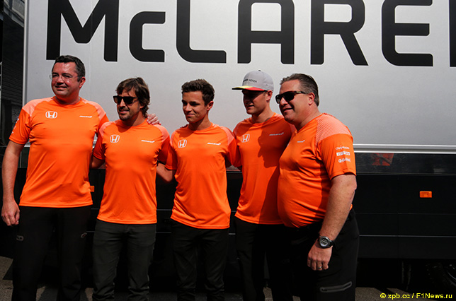 Ландо Норрис (в центре) вместе с руководителями и гонщиками McLaren - Эриком Булье, Стоффелем Вандорном, Фернандо Алонсо и Заком