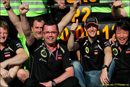 Эрик Булье и команда празднуют успех Грожана в Канаде