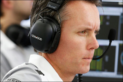 Сэм Майкл в наушниках Kenwood