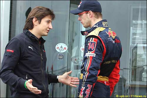 Себастьен Бурдэ у входа в офис стюардов