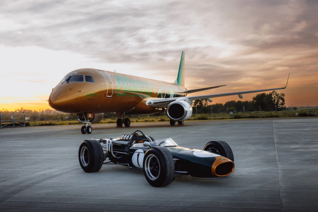 Brabham BT19 на фоне самолёта Alliance Airlines, фото пресс-службы авикомпании