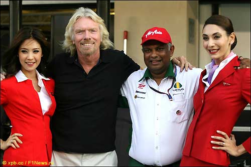 Ричард Брэнсон, Тони Фернандес и стюардессы AirAsia в паддоке Абу-Даби
