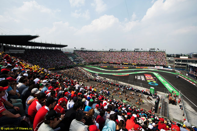 Зрители на трибунах мексиканской трассы