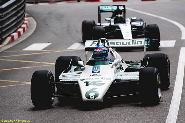 Отец и сын Росберги за рулём своих чемпионских машин на трассе в Монако