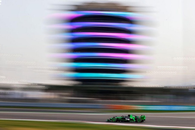 Машина Заубер на трассе в Бахрейне