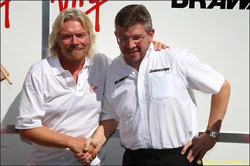 Росс Браун (справа) и Ричард Брэнсон, глава концерна Virgin