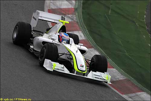 Дженсон Баттон на тестах в Барселоне за рулем BGP 001