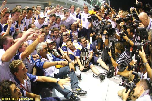 В Renault празднуют победу Алонсо