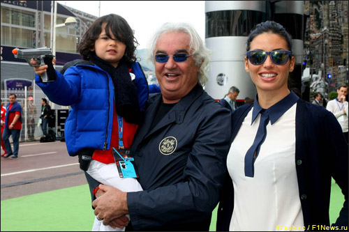 Флавио Бриаторе с женой Элизабеттой Грегорачи и сыном Фалько Натаном