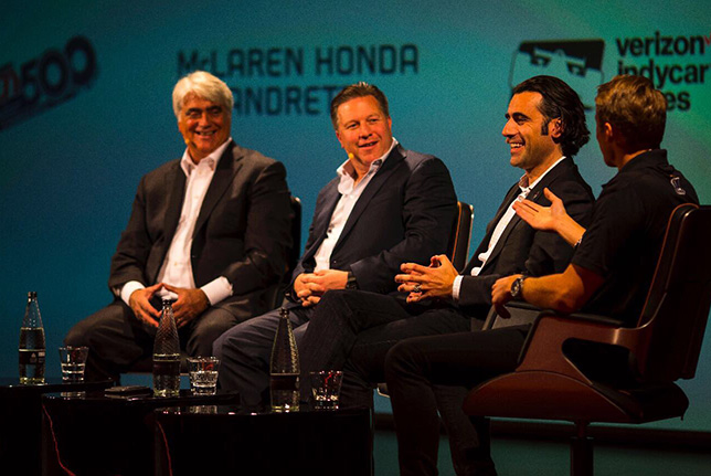 Дарио Франкитти (второй справа) и Зак Браун (второй слева) на пресс-конференции в Уокинге