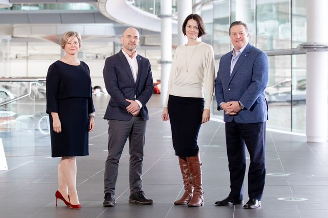 Зак Браун вместе с представителями Darktrace