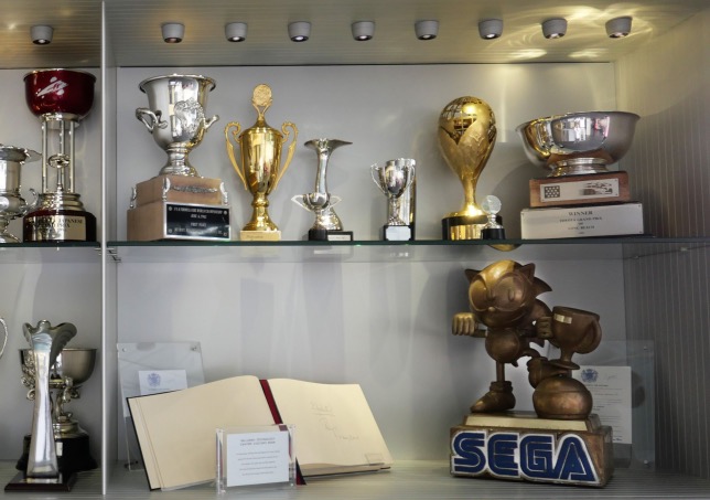 Кубок, завоёванный Айртоном Сенной в Донингтоне в 1993 году - в левом нижнем углу витрины