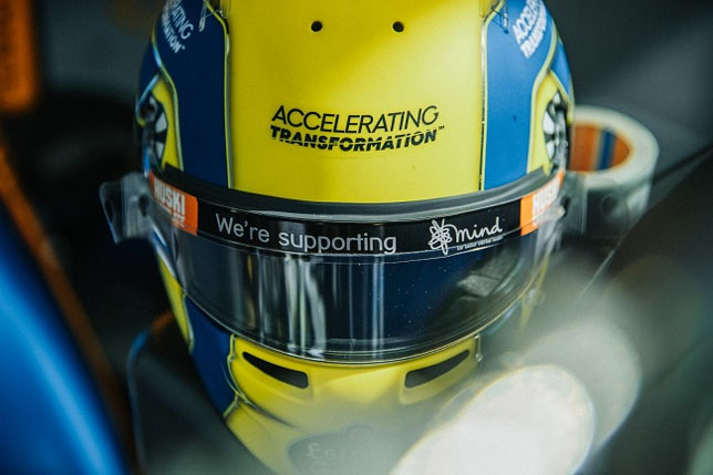 Логотип Mind на визоре шлема Ландо Норриса