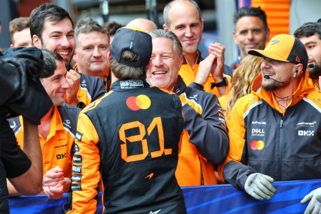 Зак Браун поздравляет Оскара Пиастри с победой в Спа, фото XPB