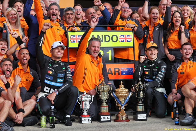 Команда McLaren после победного дубля в Сильверстоуне