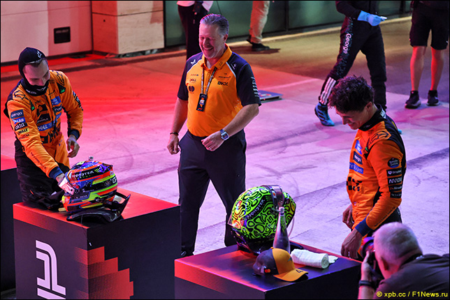 Зак Браун и гонщики McLaren