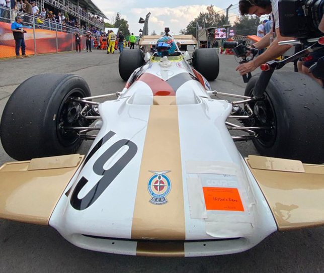 Мартин Брандл за рулём исторической BRM153 Педро Родригеса, фото из социальных сетей