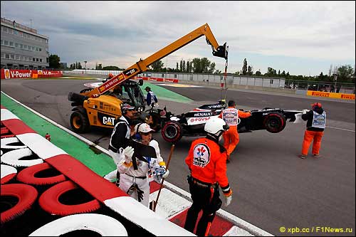 Эвакуация машины Бруно Сенны