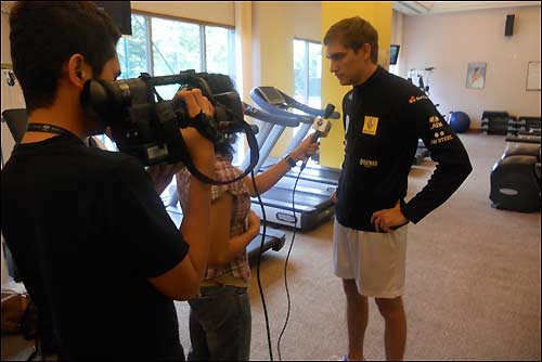 Виталий Петров на общается с малазийскими телевизионщиками