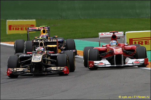 Виталий Петров ведет борьбу с соперниками на трассе Гран При Бельгии