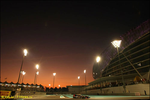 Виталий Петров на трассе Гран При Абу-Даби
