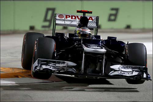 Пастор Мальдонадо на трассе в Сингапуре