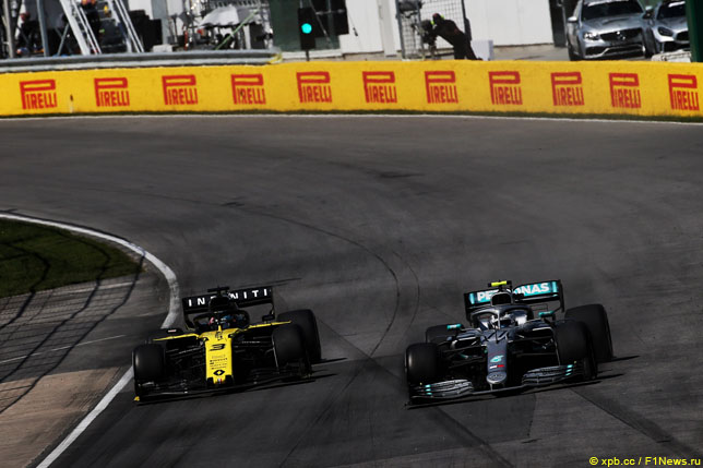 Борьба Даниэля Риккардо и Валттери Боттаса