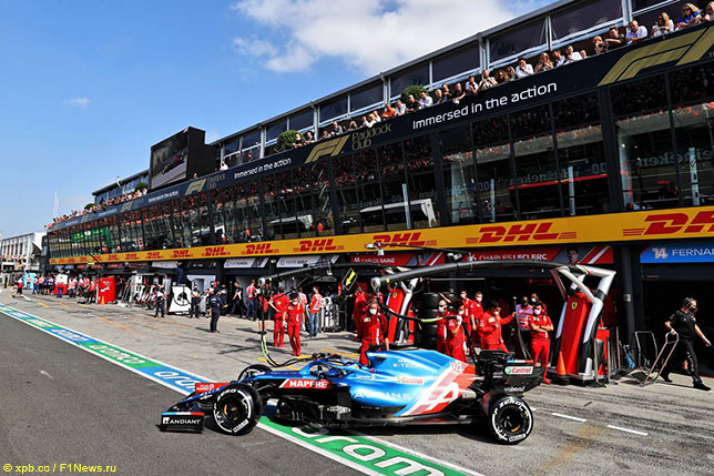 Машина Фернандо Алонсо на пит-лейн автодрома в Зандфорте