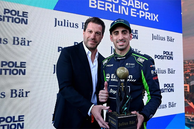 Себастьен Буэми получает приз за победу в квалификации, фото пресс-службы Формулы E