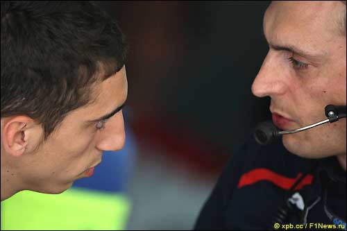 Себастьен Буэми и инженер Toro Rosso