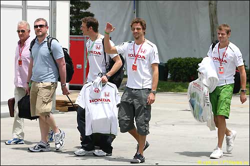 Четверг. Гран При Малайзии. Дженсон Баттон, Алекс Вурц и персонал Honda