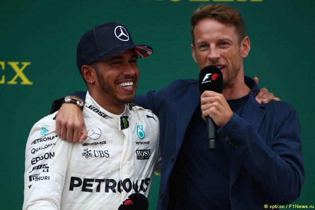 Льюис Хэмилтон и Дженсон Баттон на подиуме Гран При Японии