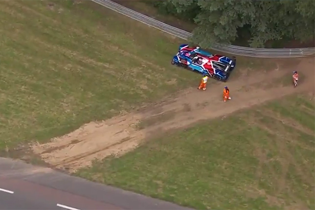 Машина SMP Racing №11 на обочине трассы после схода