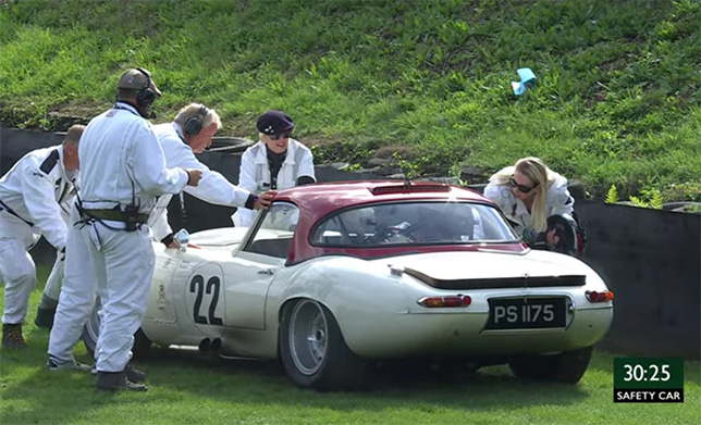 Маршалы пытаются эвакуировать с трассы в Гудвуде Jaguar Эдриана Ньюи