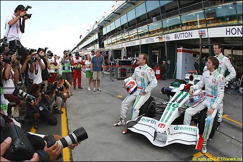 Фотосессия Honda перед стартом Гран При