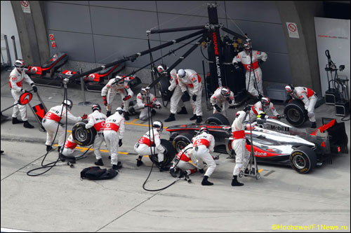 К своим механикам Дженсон попал только со второй попытки