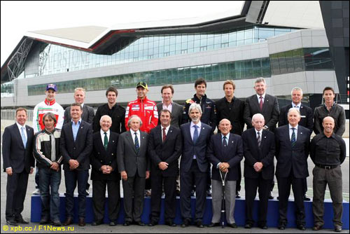 Гонщики и рукрврдители команд на открытии нового комплекса