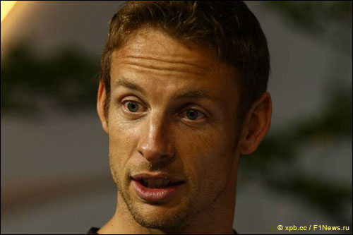 Дженсон Баттон в паддоке Гран При Сингапура