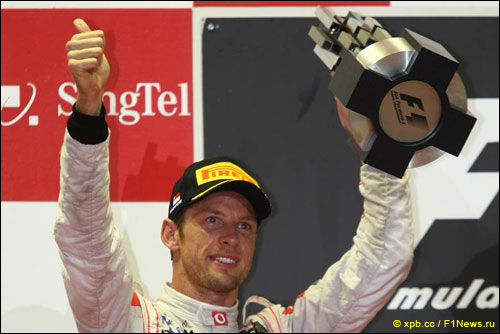Дженсон Баттон на подиуме Гран При Сингапура