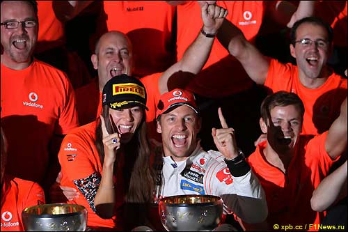 Дженсон Баттон празднует победу вместе с командой и своими близкими