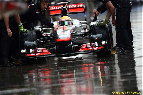 Льюис Хэмилтон во время тренировок на корейской трассе