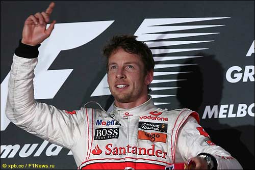 Дженсон Баттон на подиуме в Мельбурне, 2010 год