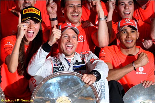 Дженсон Баттон празднует победу