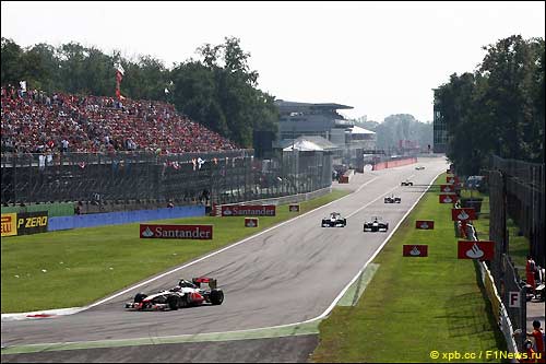 Дженсон Баттон на трассе в Монце, 2011 год