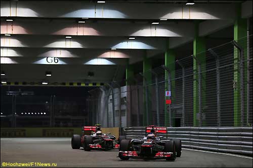 Гонщики McLaren на трассе в Сингапуре