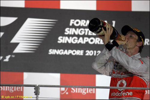 Дженсон Баттон на подиуме Гран При Сингапура