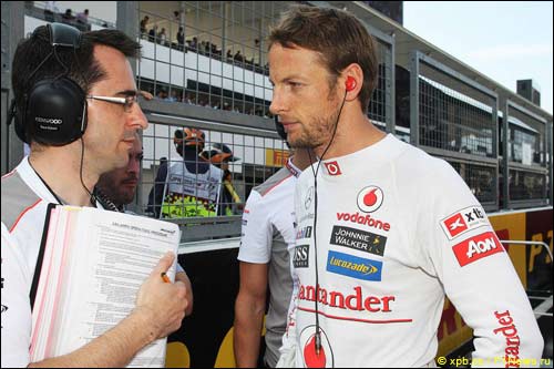 Дженсон Баттон с инженером на стартовой решетке