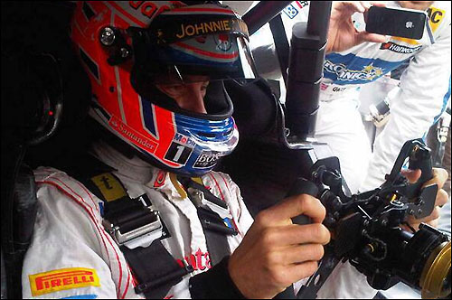 Дженсон Баттон за рулем машины DTM