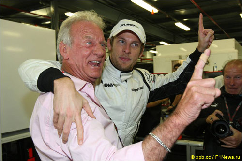 Джон Баттон и его сын Дженсон празднуют победу в чемпионате мира