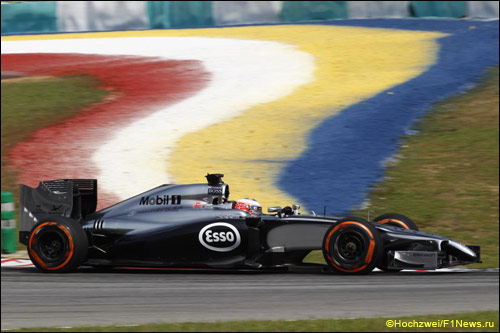 Дженсон Баттон за рулём MP4-29 на тренировках в Сепанге